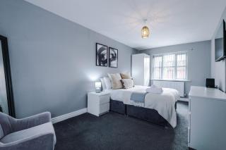 Spacious 3-BR Escape in Coseley with Free Parking - 1