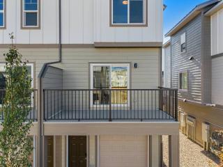 Luxurious Townhome in Aspen with King Bed Large Dining Area and Sleeps 8 - 7