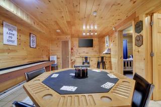 6BR Cabin w Fire Pit Game Room & Basketball - 0