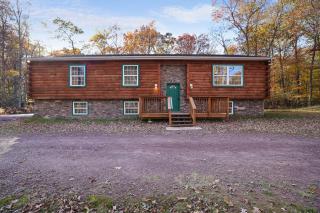 6BR Cabin w Fire Pit Game Room & Basketball - 4