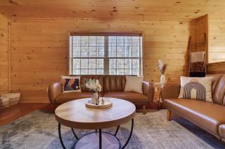 6BR Cabin w Fire Pit Game Room & Basketball - 1