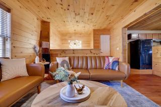 6BR Cabin w Fire Pit Game Room & Basketball - White Haven - 1