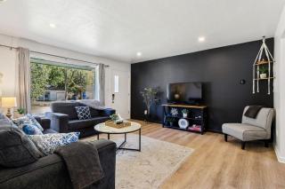 2BR with Private Hot Tub - 4