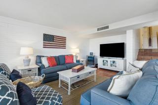 3 bedroom, 3 bathroom, end unit on the 2nd floor with an outdoor community pool - 0