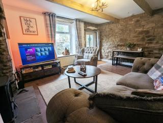 Beautiful Waterfall Cottage with Countryside Walks - 0