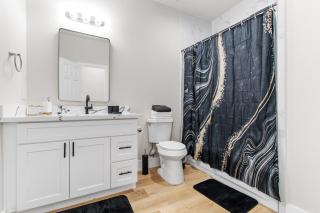 Blue Haven Modern 3BR 2BA Near Downtown - 5