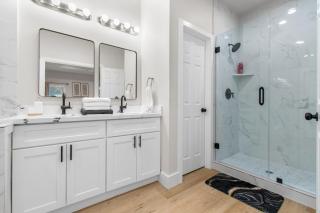 Blue Haven Modern 3BR 2BA Near Downtown - 7