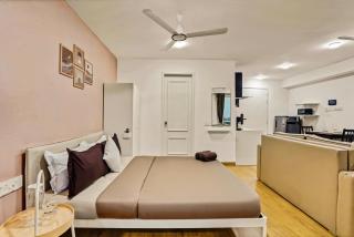 Orchid 001Airport view55 TVCoffee maker - 1