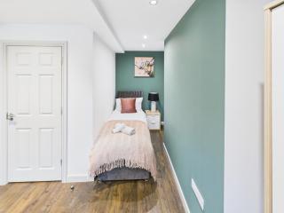 Spacious 3Bed Apartment - Work & Leisure Sleeps 7 - 3