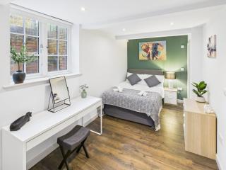 Spacious 3Bed Apartment - Work & Leisure Sleeps 7 - 5