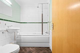 Couple-Girls Room in The HEART of TowerHill - 4