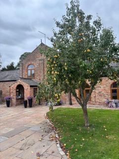 Courtyard House- Luxury Holiday House with floodlit Tennis court - BRAND NEW - 6