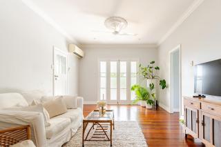 4 bedroom stylish house with large backyard - 0