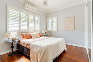 4 bedroom stylish house with large backyard - 7