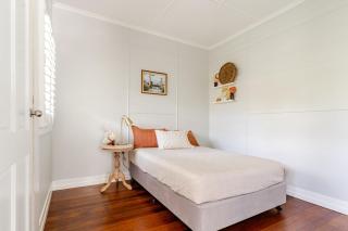 4 bedroom stylish house with large backyard - 1