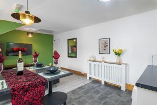 Llangefni Town Centre 3 Bed Apt & Free Parking - 9