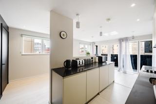 2 Bed Modern Flat, Castlefield, CityCentre, Parking, Self-checkin, Sleeps 4, Balcony, Wifi, City views - 3