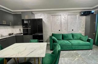 Charming Central Apartment with 2 Bedrooms & Balcony by Republic Square - 0