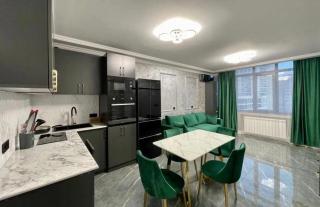 Charming Central Apartment with 2 Bedrooms & Balcony by Republic Square - 9