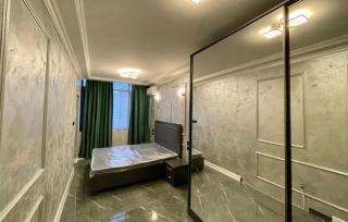 Charming Central Apartment with 2 Bedrooms & Balcony by Republic Square - 2