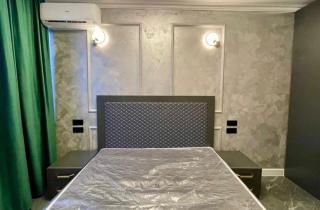 Charming Central Apartment with 2 Bedrooms & Balcony by Republic Square - 1