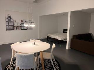 Private guest suite with bathroom and sitting area - 4