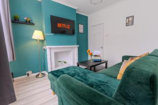 3 Bed Apartment with Adjoining 3rd Bedroom -Contractor and Long Stays Pool Table - 2