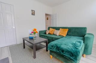 3 Bed Apartment with Adjoining 3rd Bedroom -Contractor and Long Stays Pool Table - 1