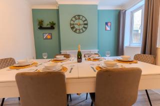 3 Bed Apartment with Adjoining 3rd Bedroom -Contractor and Long Stays Pool Table - 4