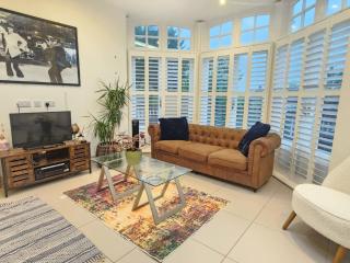 3-Bedroom Luxury House, Oxford, Free Parking, WiFi, Garden - 6