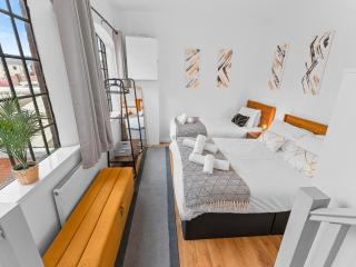 The Hallmark 3BR Apt JQ Birmingham, Parking & WiFi - 1
