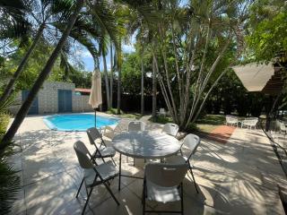 Casa con amplio patio y piscina - 0