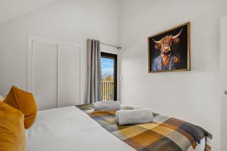 Lake and Peaks 2 Bedroom Apartment - 9