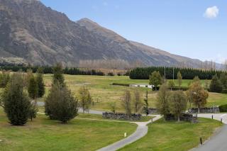 Peaceful Jacks Point Loft Hideaway - 6