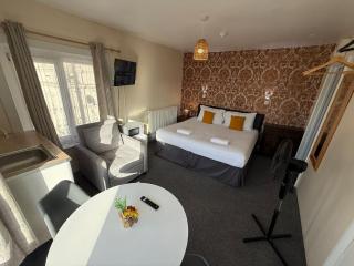 Southsea 2nd Floor Studio Apartment, Free Private Parking - 1