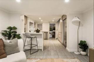 Stylish 4BR City Retreat Walk to CBD & Opera House - 8