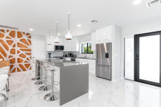 Stunning Luxury Waterfront Oasis with a Pool - 3