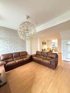 Muirhouse 2BR Apartment with Free Parking - 0