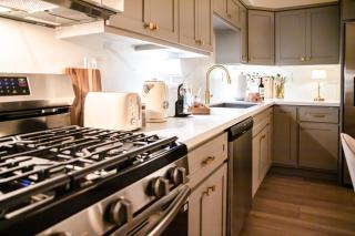 Grand 4-Bedroom - Brand New - Free parking and Patio - 5