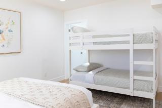 Luxury House 3-Level 4-bedroom, Free Parking and Patio - 5