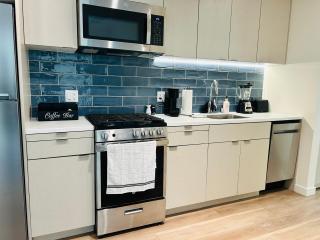 Cozy Hollywood Stay with Free Parking, Pool, Gym, Rooftop Views, centrally located - 7