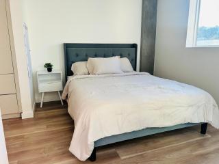 Cozy Hollywood Stay with Free Parking, Pool, Gym, Rooftop Views, centrally located - 5