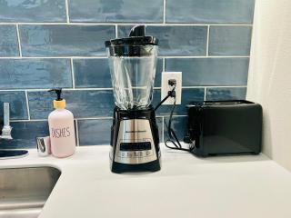 Cozy Hollywood Stay with Free Parking, Pool, Gym, Rooftop Views, centrally located - 3