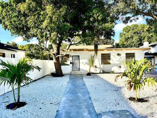 Quiet Miami Stay Perfect for Work, Relax, or party - 6