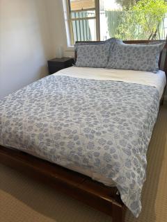 Two bedroom oasis minute walk from Hargraves beach - 9