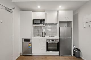 Modern Queenstown Studio Near Airport & Shops - 6