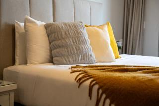 Modern Queenstown Studio Near Airport & Shops - 3