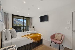 Modern Queenstown Studio Near Airport & Shops - 1