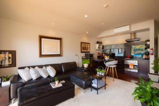 Lakefront Mountain Views Stylish unit - 8