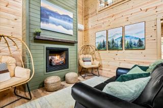 Dollys Retreat & The Greenhouse - 450ft to trails - 1